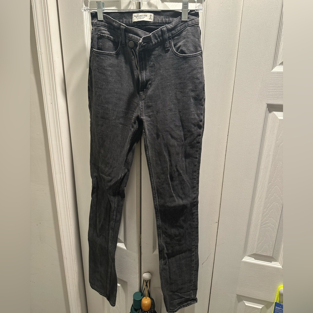 Abercrombie Ultra High Waisted 90s Slim Straight Jean